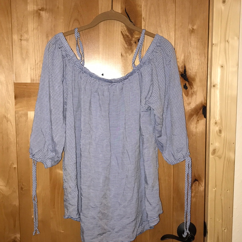 Cute off the shoulder shirt never been worn